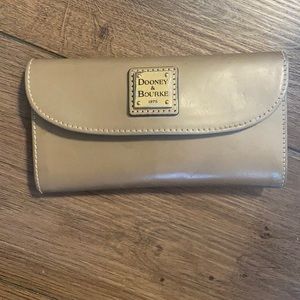 Taupe Dooney & bourke wallet